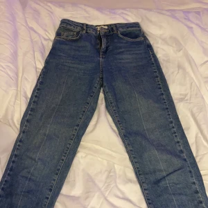 Snygga jeans - Säljer mina straight jeans från Gina, otroligt snygga och använd Max 5 gånger, dom är i strl 34 men är lite korta för mig och jag är 172
