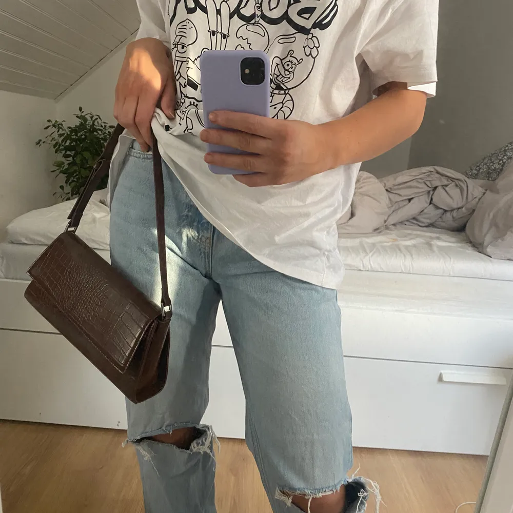 Säljer mina favorit jeans,pågrund av att dom är lite förstora😢Mina high waist jeans. Skit snygga!!Storlek 36💜🤩Stå för frakten🥰. Jeans & Byxor.