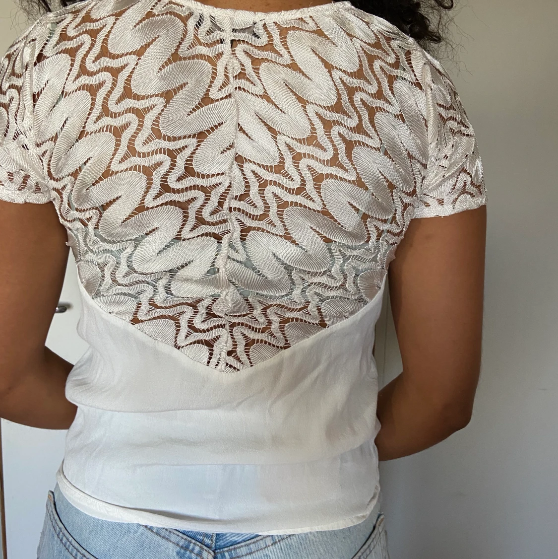 en blus med fina detaljer i ryggen 