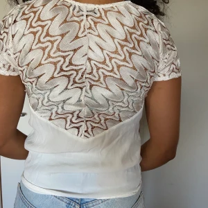 en blus med fina detaljer i ryggen  - jag köpte den här blusen från SELECTED väldigt dyr för ett par år sen men har inte fått så stor användning av den, den är lite skrynklig på bilden men den går såklart att stryka 