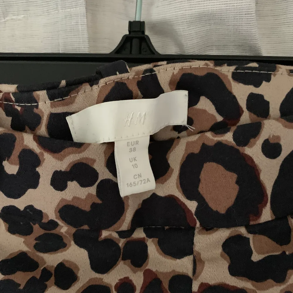 Jättecoola kostymbyxor i leopardmönster från H&M. Använda ca 1-3 gånger, storlek 38. 80kr plus frakt. Skriv för mer info och bilder:) . Jeans & Byxor.