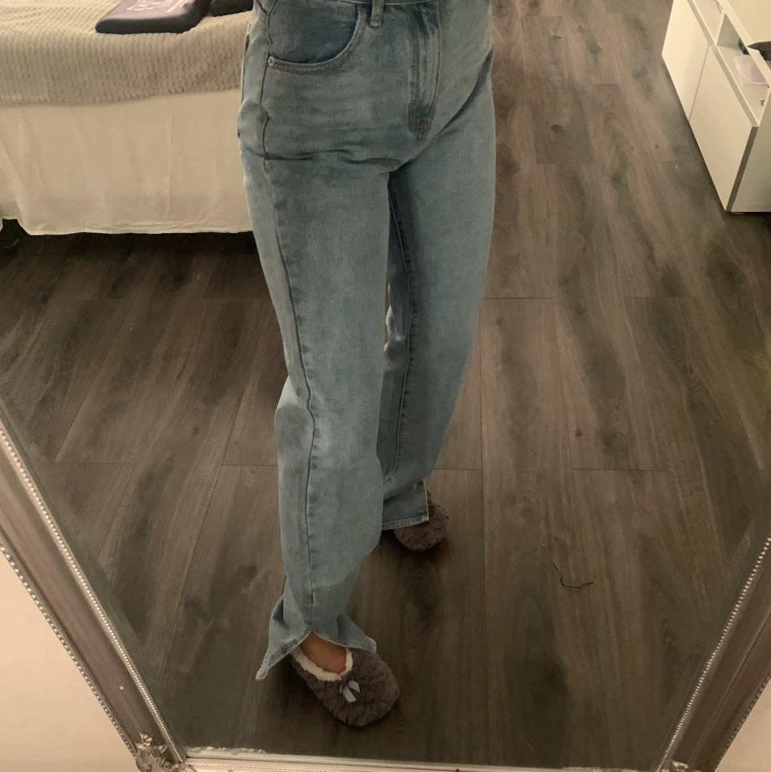 Oanvända jeans med slits 
