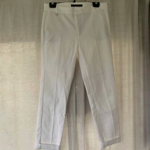 Vita kostymbyxor  - Jättefina kostymbyxor från Zara, storlek 38. Använda fåtal gånger, alltså i bra skick. 100kr plus frakt. Skriv för mer info och bilder:) 