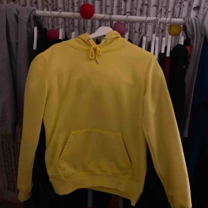  - HELT NY hoodie strl S men från herravdelning så oversized. Super bra kvalite och inga noppar!💛