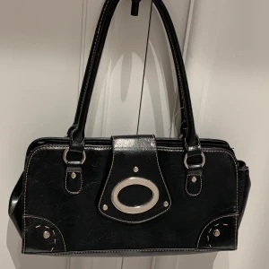 Svart läderväska - Miniväska som passar perfekt under armen! Köparen betalar frakt!