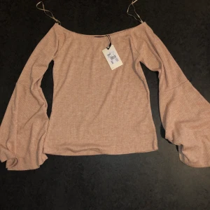 Tröja - Jättesöt tröja med vida armar, helt oanvänd med prislapp kvar. Köptes för 249kr 