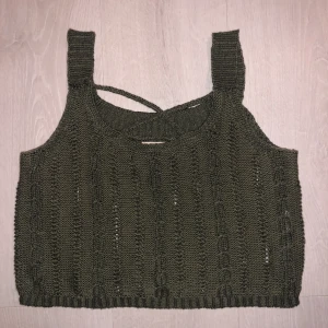 Grönt linne - Grönt linne i typ stickat material. Jättefint men kommer inte till användning tyvärr. 😇😇 50kr + frakt