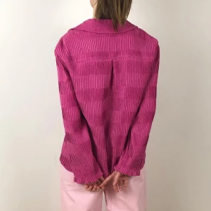 rosa skjorta - vintge rosa top/skjorta/jacka💓 skick: 9/10. passar strl xs-m.