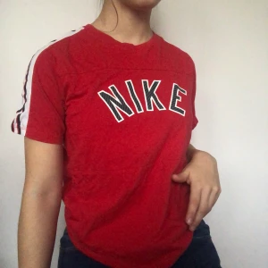 Vintage Nike tshirt - Vintage niketshirt fyndad second hand. Inga defekter. Visas på en s. Kom privat vid intresse. Köpare betalar frakt 