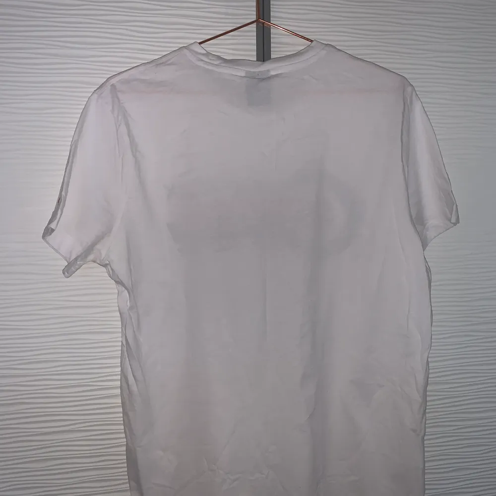 En fin vit t-shirt från Champion. Använd ca 2 gånger så är som ny! Köparen står för frakten, 50 kr och bara skicka om du vill ha fler bilder🥰. T-shirts.