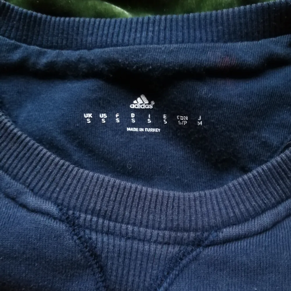 Långärmad tröja från Adidas. Mysig och skön att ha på sig under dessa kalla kvällar🥰 . Hoodies.
