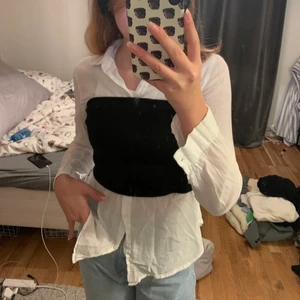 Skjorta från hm - Fin luftig skjorta fran hm i strl 34, går att ha som jag brukar med en topp över eller bara bära den som den är🤩