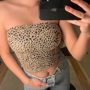 Topp - Väldigt skön topp från Brandy Melville som sitter som en smäck! Säljer pga att den har blivit för liten och används inte🦋🦋