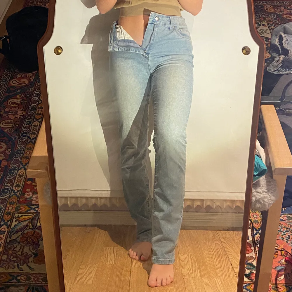 Fräscha ljusa jeans i bra skick! Lite långa på mig som är drygt 160.       Innerbenslängd: 77cm. Jeans & Byxor.