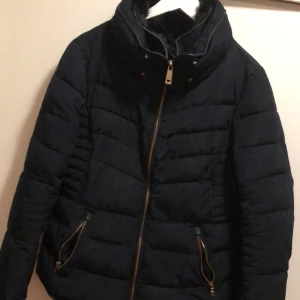 Vinterjacka - Marin blå vinterjacka  från Zara knappt använd ingen luva ✨