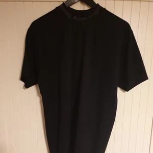 Acne studios t-shirt - Använd vid fåtal tillfällen! Xs herr, passar mig som har stl 38. Nypris 1600. Tar emot bud från 1000 kr. Djur/rökfritt hem.☺️