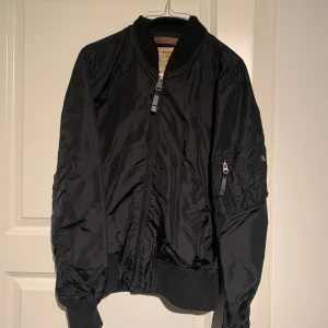 Alpha jacka  - Storlek Medium