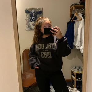 Collage tröja  - Tröja från Gina. Nästan helt slut såld, storlek L! Bud startar på 200, lägger ni bud är det UTAN frakt 😊