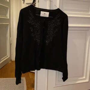 Söt kofta från Day Birger et mikkelsen - Söt kofta från Day Birger et mikkelsen. Fint skick. Väldigt mysig och passar både till vardag och till fest.