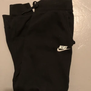 nike mjukis byxor  - säljer dessa supersköna mys byxorna från nike som tyvärr aldrig kommit till andvändning pågrund av att dom är alldeles för korta för mig. dom är andvända ca 1-2 gånger så dom är i helt nytt skick. dom är ganska korta i modellen!! köpta för ca 250-300 kr för 1 år sedan! köparen står för frakten🥰💞🥳💕 