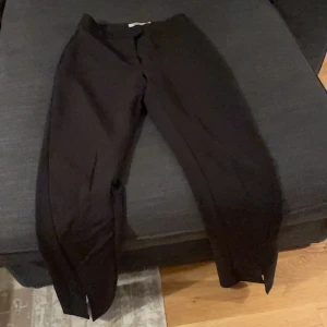 Kostymbyxor med slit - Kostymbyxor med slit, lite vida vid benen. Kan ej ta kort på då dom ej passar längre. Frakt ingår