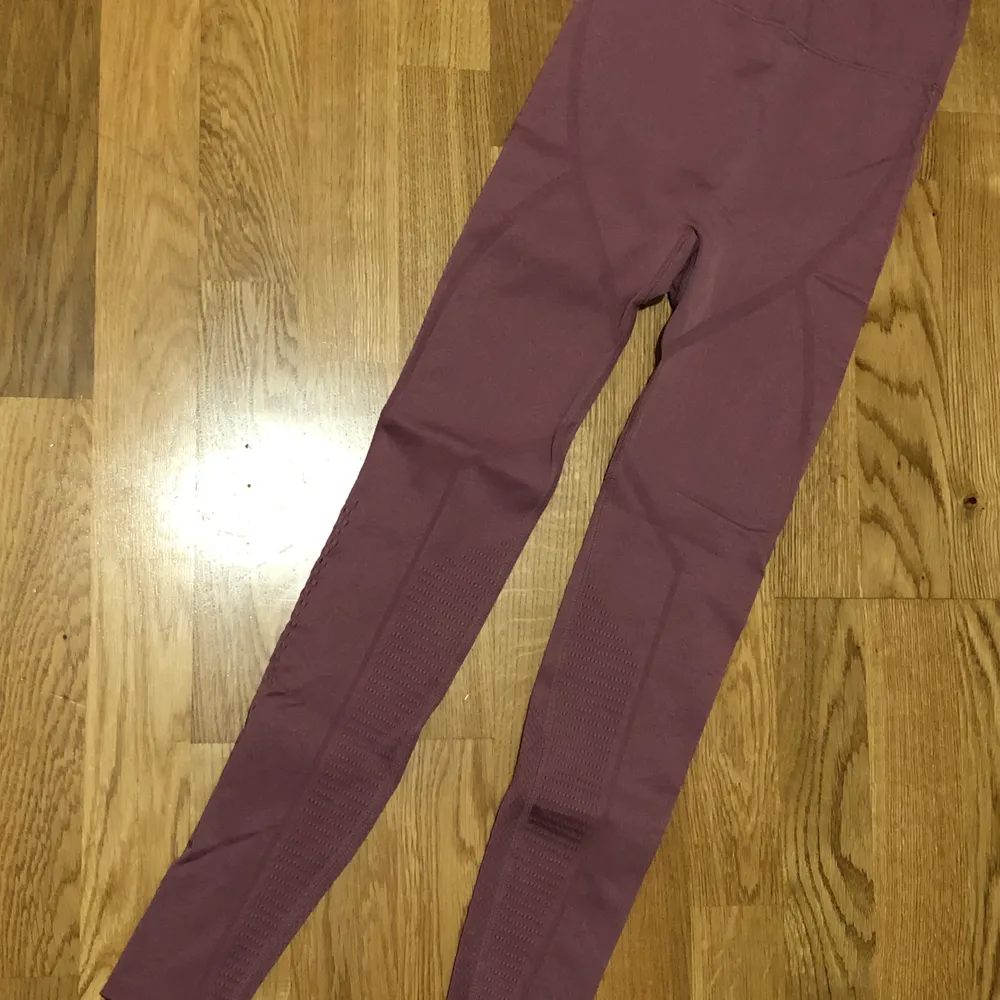 Träningsleggings från fabletics. Använda 1 eller 2 gånger. SUPER STRETCHIGA och de sitter jättebra på rumpan och magen. Dessutom är de inte alls genomsynliga.. Jeans & Byxor.