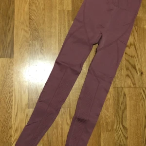 Leggings fabletics - Träningsleggings från fabletics. Använda 1 eller 2 gånger. SUPER STRETCHIGA och de sitter jättebra på rumpan och magen. Dessutom är de inte alls genomsynliga.