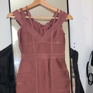 Festklänning från FashionNova storlek:Xs - Endast använd 1 gång, väldigt bra skick. Frakt ingår i priset 