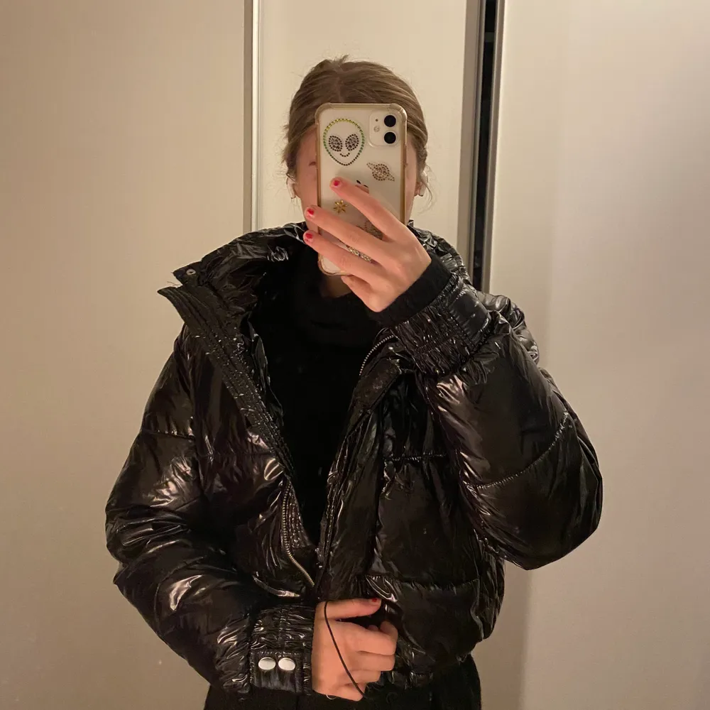 VINTERJACKA Superfin pufferjacket! Inga skador/knappt använd. Det enda är att ena fickan har hål med det går att sy igen samt syns inte. Skriv för fler bilder. ✨Buda på priset✨ avslutas tisdag 20:00. Jackor.