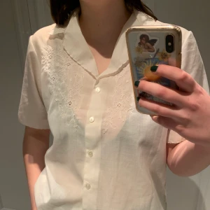 Vit Skjorta - Supersöt vit skjorta inköpt i Köpenhamn! Så fin, lagom oversize💞💞 