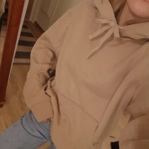 Beige oversized hoodie XS-L - Snygg hoodie oversized för mig som är XS men storlek L. Använd fåtal gånger, bra skick