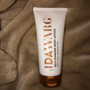 Ida Warg tanning lotion  - Ida Warg tanning lotion. Endast använd 1 gång - så flaskan är helt full. Halva priset på frakt. 