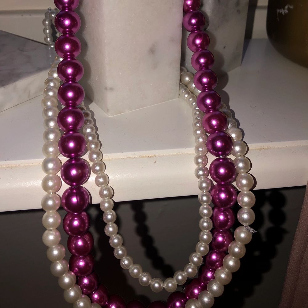 Handgjorda pärlhalsband/armband. Stora pärlor, små pärlor och lila stora pärlor, bra kvalite och noggrant gjorda. 💗 Julklappstips ✌🏻❄️⛄️ 99kr och frakt ingår i de priset 😘 Jag skriver när pärlorna är slut, sålänge jag inte skrivet de finns de kvar. 💗 ( på halsbandet ja har på bilden är väl användt och ett nytt halsband ser inte ut sådär ) . Accessoarer.