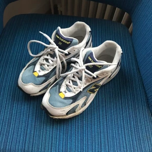 New balance sneakers  - Köpta från en dansk vintage sneakers sida för 1900kr. Helt utsålda. Obs! sulan har lossnat på vissa ställen. Jag har lagat dom med Karlssons klister för länge sedan (och inte speciellt bra) men limmet går att pilla loss. Så mitt tips är att antingen lämna in dom till en skomakare eller laga själv med bra limm. (Dm för fler bilder) Skicka bud till mig privat🥰✨