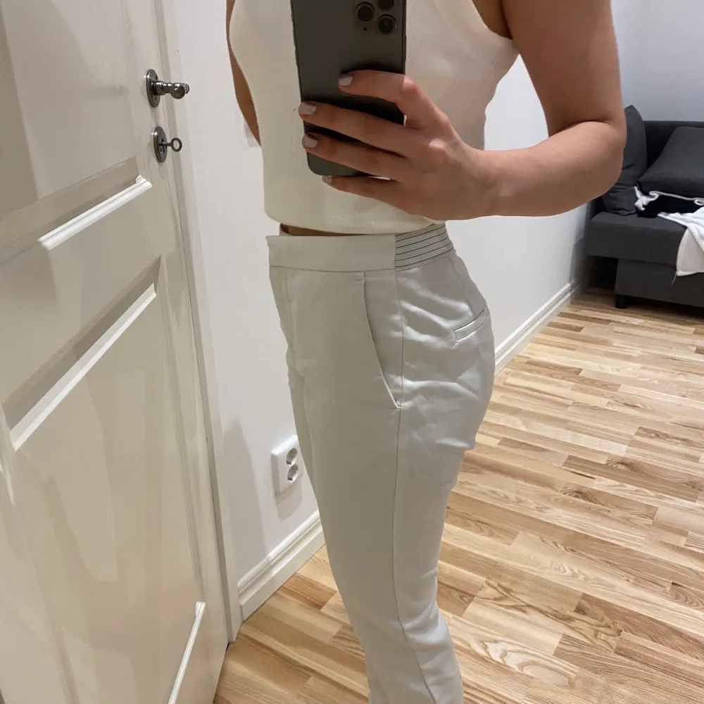 Säljer mina vita kostymbyxor ifrån Zara, byxorna är lågmidjade och passar precis mig som är 158cm! använt fåtals gånger och är i bra skick, pm för fler bilder osv 💕. Jeans & Byxor.