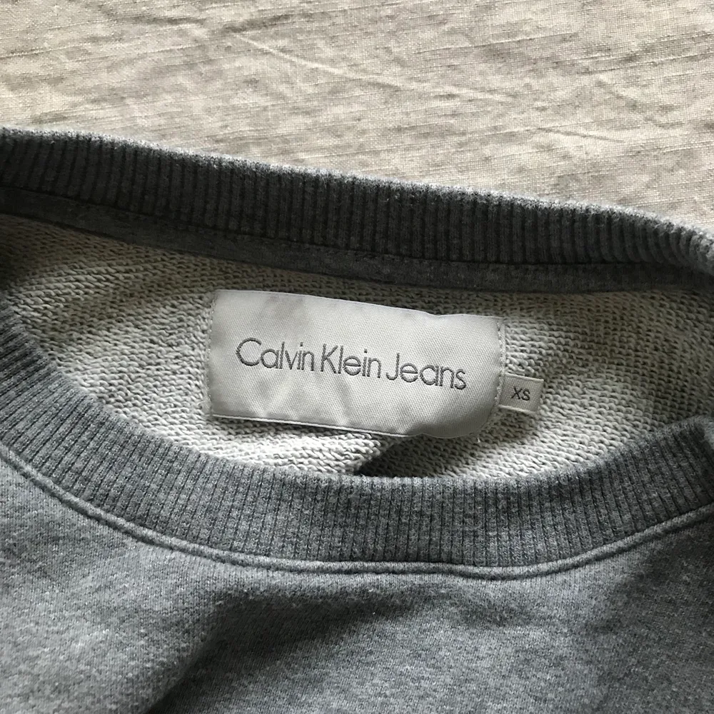 Supersnygg croppad Calvin Klein tröja i storlek XS! Passar även S. Kan mötas i Malmö annars står köparen för frakten 💖. Tröjor & Koftor.