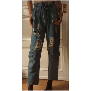 Shein byxor strl. S - Ett par schyssta jeans som funnits med mig i några år och som hållit stilen helatiden. I mycket gott skick och kvalité. Passformen är något oversize, dock är längden på benen för korta för mig! Måtten ligger på: Midja 36 cm, höft 48 cm och Innersöm 65 cm. 👖✨