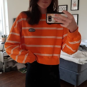 Orange Tröja i från Junkyard - Orange Tröja i från Junkyard i storlek S. Köpte den här på plick men kommer ej till användning. Är som i nyskick.💕