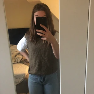 Brun väst - Beun väst som jag själv gjort från en brun stickad tröja. Tycker resultat blev völdigt bra.