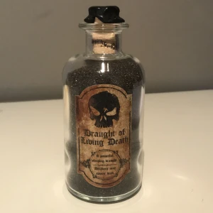 Potion - Draught of Living Death från Harry Potter. Den är stor och ganska tung. Går ej att öppna. Har sålt en likadan innan. Frakt tillkommer.