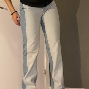 Ascoola jeans från & other stories i olika tvättar. Skulle gissa på att den är W30 och L32.