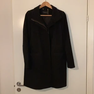 Svart Kappa stockh lm  - Kappa i storlek 36, medellång går ner precis till knäna på mig som är 170cm.  Köpt för några år sedan, nypris ca 2000:- säljes för 300:-  , köparen står för frakt :) 