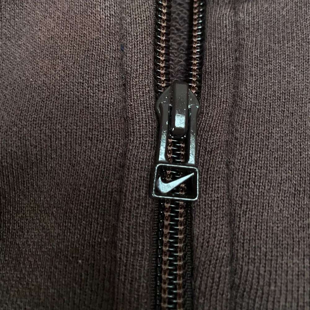 Äkta Nike x Vintage zip up sweater!! Tagged M, satt något mindre pga boxy fit. Tänkte ta en Intressekoll! Buda i kommentarerna 🤎 minsta höjning 20kr.   Avslutar 24h efter sista budet . Hoodies.