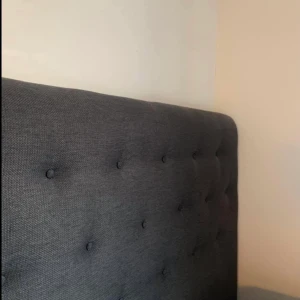 Sänggavel 180 - Sänggavel för 2000:-, köpt för några tusen mer. Haft den i några månader men säljes då jag ska renovera om. Den är till 180 säng & kommer från rök & djurfritt hem💕 Pris kan diskuteras. Hämtas i Helsingborg