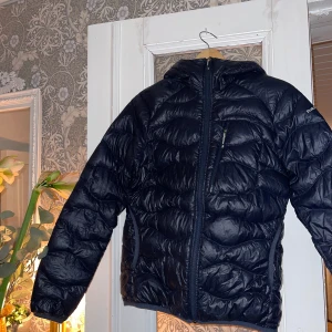 Peak Performance S - Hej! Jag säljer nu min mörkblåa peak performance jacka i storlek S i fint skick. 800kr eller bud. Skriv för fler bilder. Köparen står för frakten. 🥰☺️