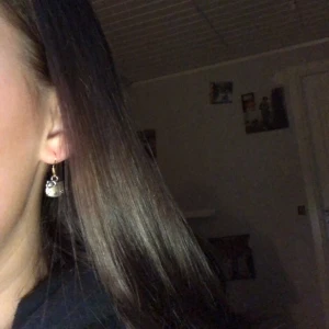 Hello Kitty  - Har gjort dessa örhängen själv. Säljer dom för 25kr+ 10kr frakt. DMa mig vid intresse!