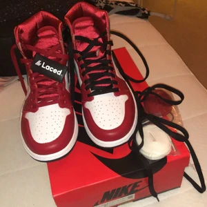 Jordans 1 Chicago  - jag säljer mina jordans 1 Chicago satin snake för jag köpte en förstor storlek så måste beställa ett par minde bara testade 2 gånger helt nya fick hem dom idag 