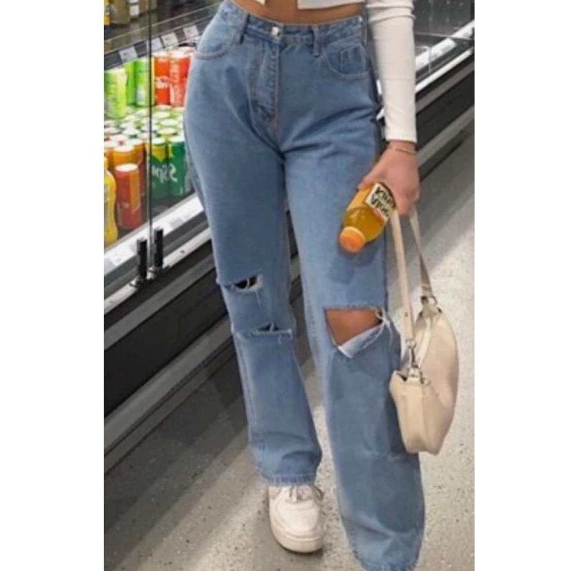 Blåa vida jeans med hål  - 91