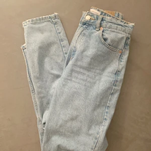 Jeans från ZARA - Endast använda vid ett tillfälle. Skriv för fler bilder. Strl S. Säljs då dem är förstora. Högmidjade och passar mig i längd som är 170 cm💞