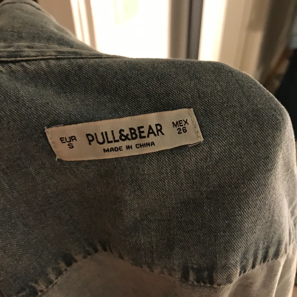 Söt jeansskjorta från Pull & Bear i stl S. Man kan ha den knuten också vilket är snyggt! Bra skick!🥳. Skjortor.